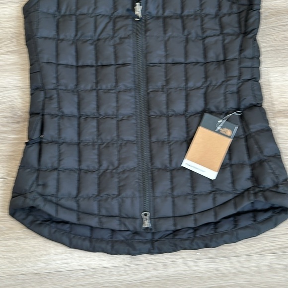 The North Face Women's Black Puffer Vest - Picture 10 of 11